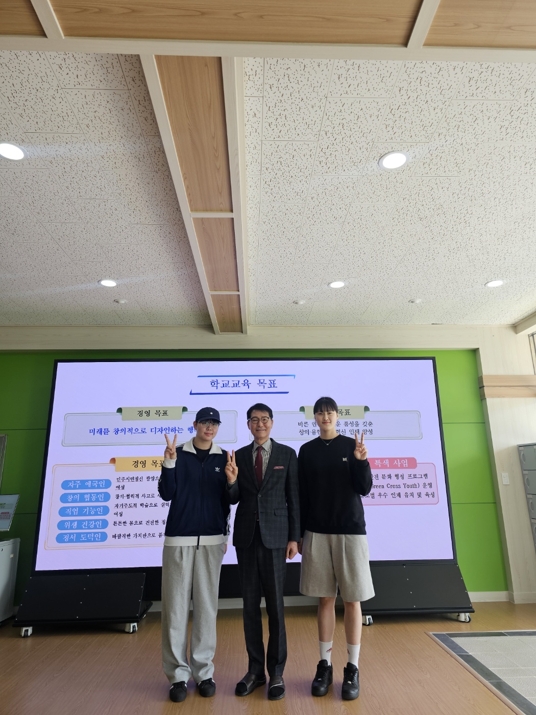 본교 졸업생 배구선수 모교 방문